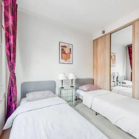 5 Min Walk To Champs-elysees, 2 Bedrooms, 5 Pers Apartmán