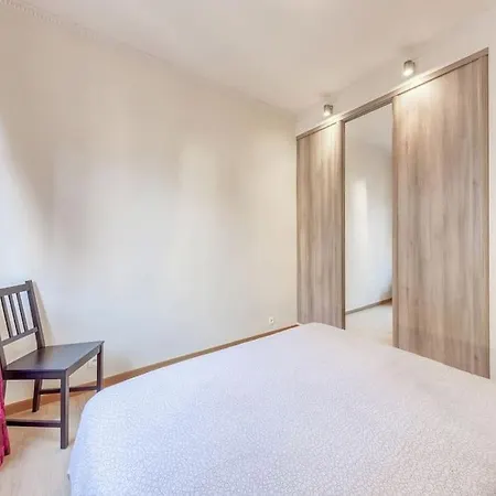5 Min Walk To Champs-elysees, 2 Bedrooms, 5 Pers