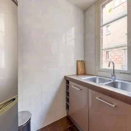 5 Min Walk To Champs-elysees, 2 Bedrooms, 5 Pers Apartmán