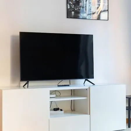 5 Min Walk To Champs-elysees, 2 Bedrooms, 5 Pers